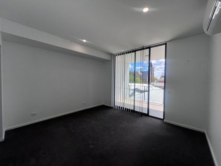Modern Executive Apartment - Only 100m from the CBD! - Photo 4