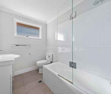 BEAUTIFUL THREE BEDROOM HOME IN MINTO FOR LEASE! - Photo 1