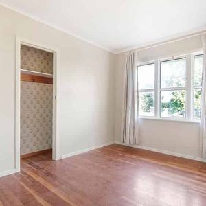 Charming three-bedroom, one-bathroom home in the heart of Henderson - Photo 2