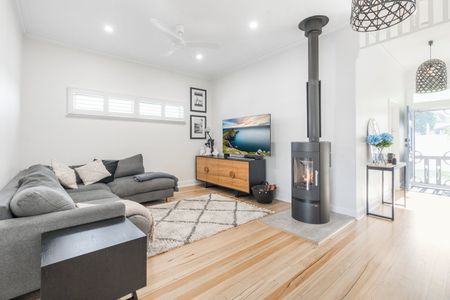 Stylishly Renovated Fully Furnished Cottage in Prime Location - Photo 2