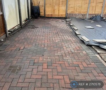 4 bedroom end of terrace house to rent - Photo 3