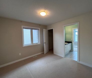 For Lease - 438 Kwapis Boulevard, Newmarket, Ontario - Photo 5