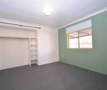 Cosy Family Home in Prime Erskine Location! - Photo 2