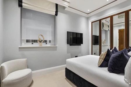 An elegant two-bedroom apartment within a newly refurbished building with two private balconies, located a few minutes walk from Kensington. - Photo 4