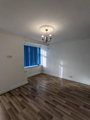 4 bedroom end of terrace house to rent - Photo 1