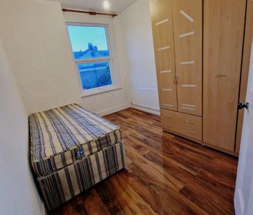 4 bedroom terraced house to rent - Photo 6