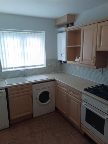 3 bedroom semi-detached house to rent - Photo 2