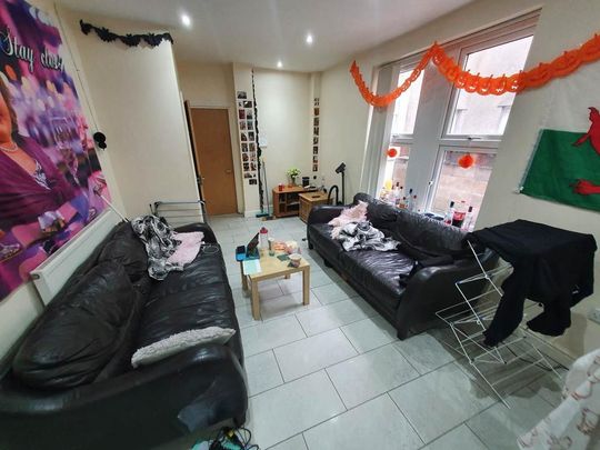 8 bedroom house to rent - Photo 1