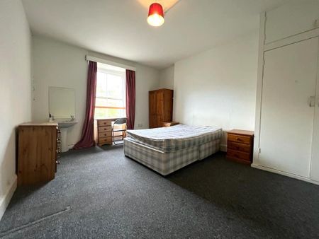 4 bedroom flat to rent - Photo 2