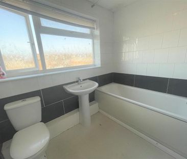 3 bedroom end of terrace house to rent - Photo 3