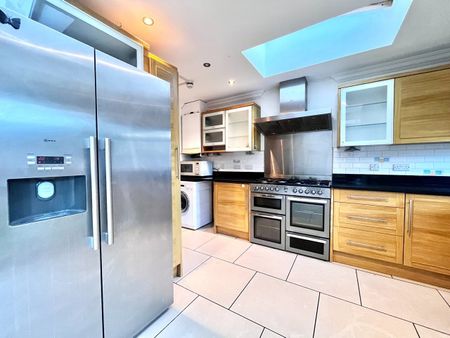 5 Bed Semi-Detached House, The Vale, NW11 - Photo 5