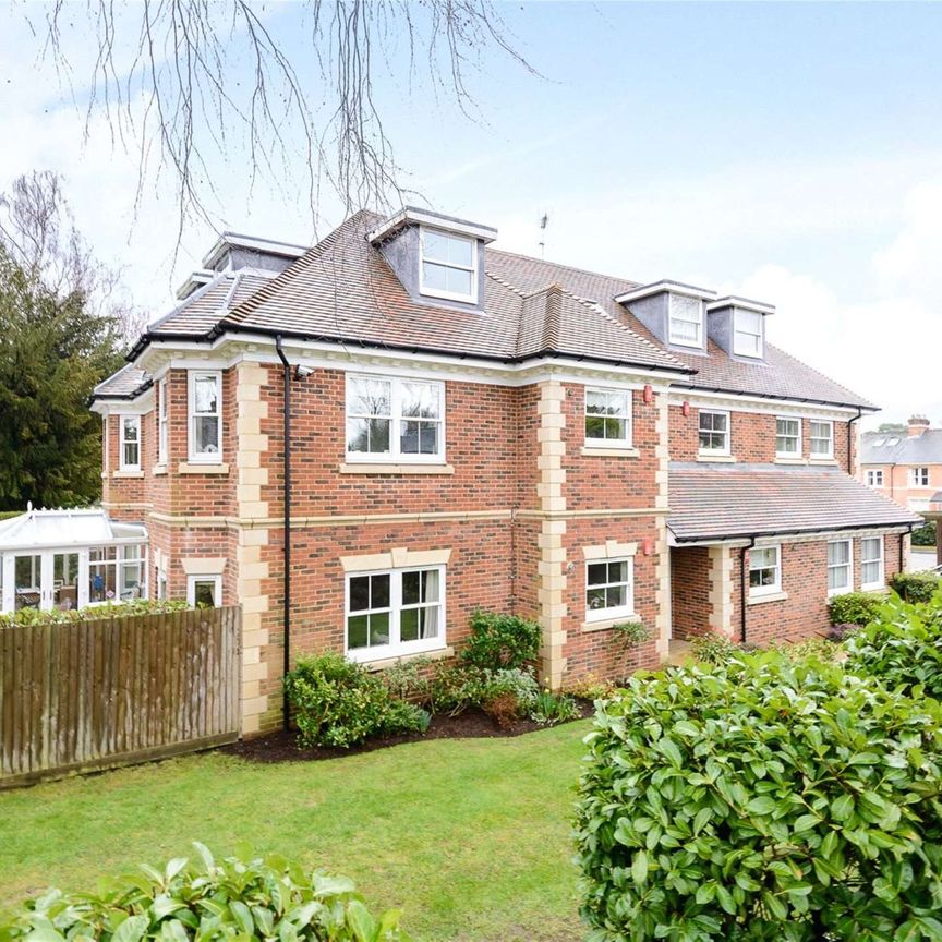 A well presented two bedroom ground floor apartment in Sunningdale. - Photo 1