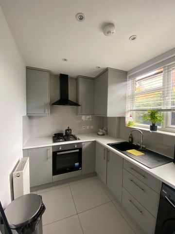 Room in a Shared Flat, Rowan Court, SE12 - Photo 2