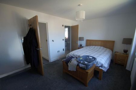 4 bedroom terraced house to rent - Photo 2