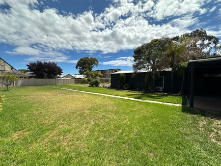 Spacious Family Residence in Highly Sought after Suburb - Photo 5