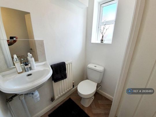 3 bedroom semi-detached house to rent - Photo 1