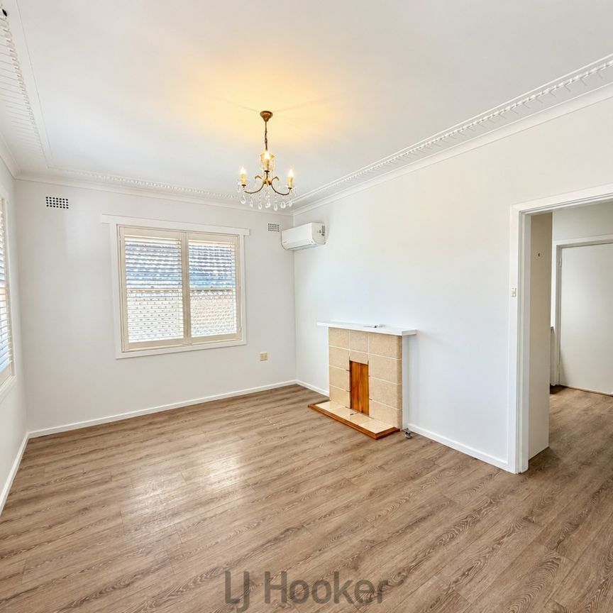 Spacious Five-Bedroom Family Home with Freshly Updated Interiors! - Photo 1