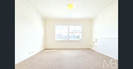 TOP-FLOOR APARTMENT WITH STUNNING CITY VIEWS - Photo 3