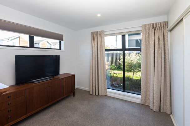 Modern Three Bedroom Home With Two Bathrooms - Photo 1