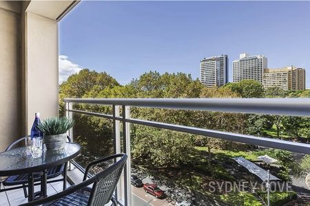 HYDE PARK LIFESTYLE | Furnished - Photo 2