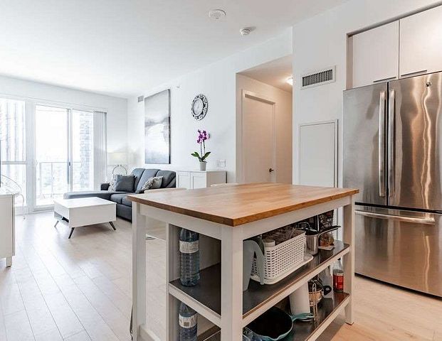 1 Bed | 1 Bath | Bright & Sunny Penthouse For Rent in Etobicoke - Photo 1