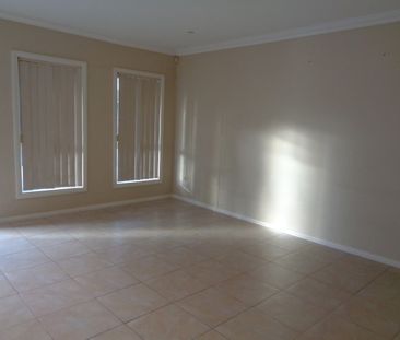 TOWNHOUSE TEMPTATION - Photo 2