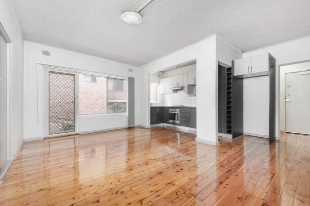 Stylish Ground Floor Apartment Moments from Brighton Beach - Photo 1