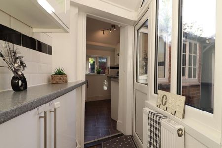 2 bedroom end of terrace house to rent - Photo 3