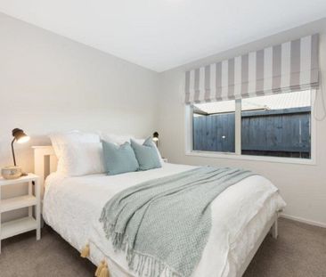 This stunning 4 bedroom, 2 bathroom house is now available for lease. - Photo 2