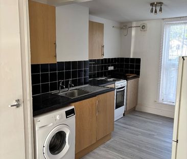 2 Bed Flat, Redecorated Ground And Lower Ground, RG1 - Photo 6