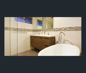 LARGE FAMILY HOME WITH A POOL! - Photo 1