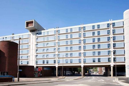 Large High Double Ensuite - Photo 5