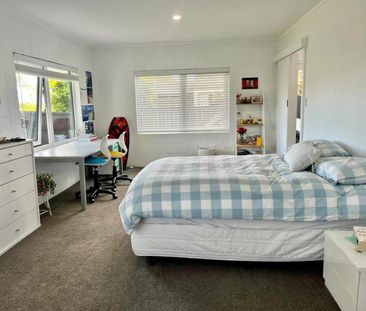 Three bedroom renovated home in The Bays - Photo 2