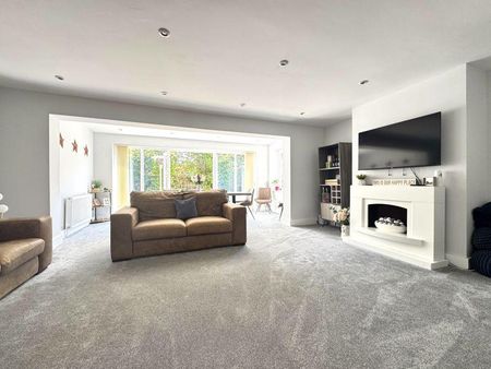 4 bedroom detached house to rent - Photo 2