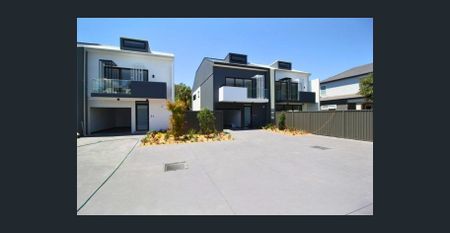 Modern 4-Bedroom Townhouse - Photo 5