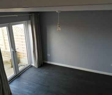 2 bedroom end of terrace house to rent - Photo 2