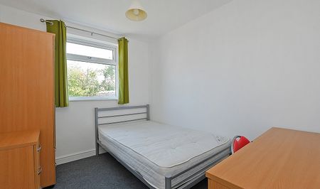 Fantastic 4 Bedroom Student Property - Photo 2