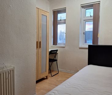Room in a Shared House, Coles Crescent, HA2 - Photo 4