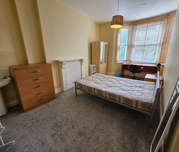 8 Bed Student Accommodation - Photo 3