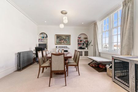 Elegant apartment in the well regarded Cromwell Crescent. - Photo 4