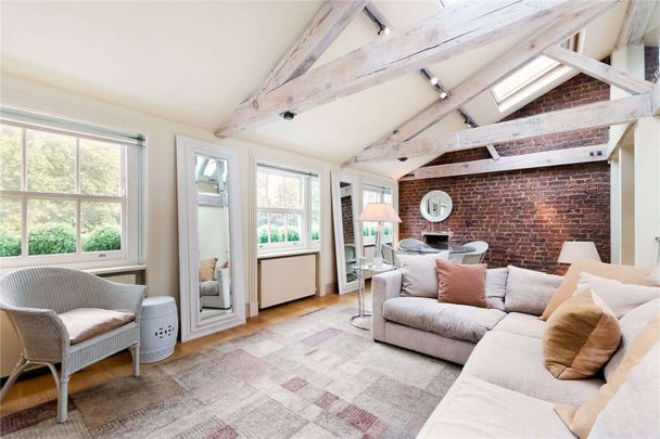 A luxurious three bedroom apartment in a contemporary loft style apartment befitting it's penthouse position, with two double bedrooms and one single bedroom on a private garden square. - Photo 1