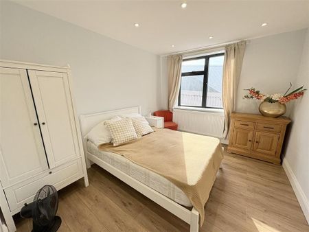 3 bedroom apartment to rent - Photo 4