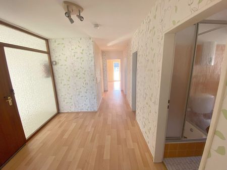 Großzügige 4-Zimmer-Dachgeschosswohnung mit Balkon, Tageslichtbad & Garage in Trier-Ehrang! - Photo 5