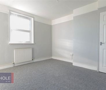 4 bedroom semi-detached house to rent - Photo 3