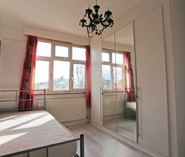 Price £2,700 pcm - Available 17/12/2025 - Part Furnished - Photo 5