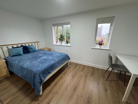 Room in a Shared House, New Forest Village, LS10 - Photo 2