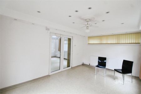 5 bedroom detached house to rent - Photo 3