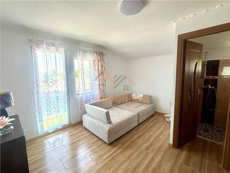 CASA INCHIRIAT 9 CAMERE/ BAI PERSONALE/TERASA/LOC DE PARCARE - Fotografie 2