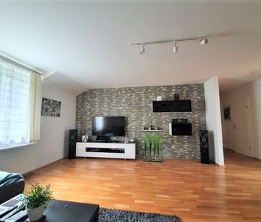 HELLE DACHGESCHOSSWOHNUNG MIT PARKPLATZ - Foto 5