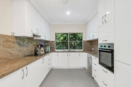 SPACIOUS ENTERTAINER, BIG BLOCK WITH LUSH GARDENS AND NO REAR NEIGHBOURS! - Photo 4